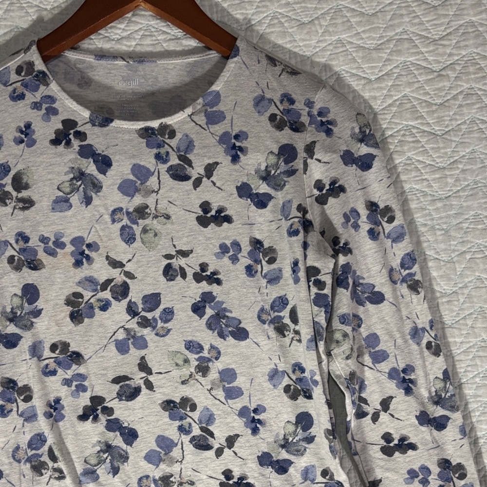 Crewneck Long-Sleeve Floral Tee in Light Gray and Blue - Picture 4 of 8